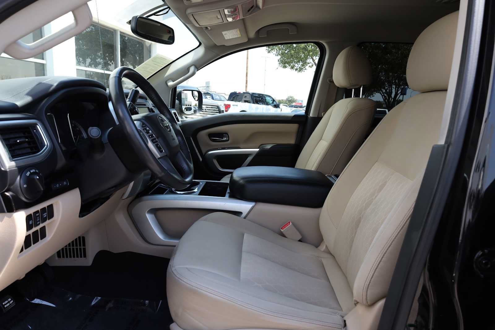 Used 2017 Nissan Titan SV RWD image 4