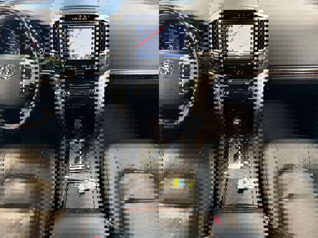 Used 2015 Toyota Land Cruiser image 30