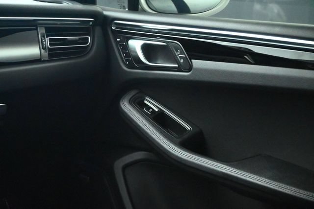 Used 2024 Porsche Macan AWD/4WD image 45