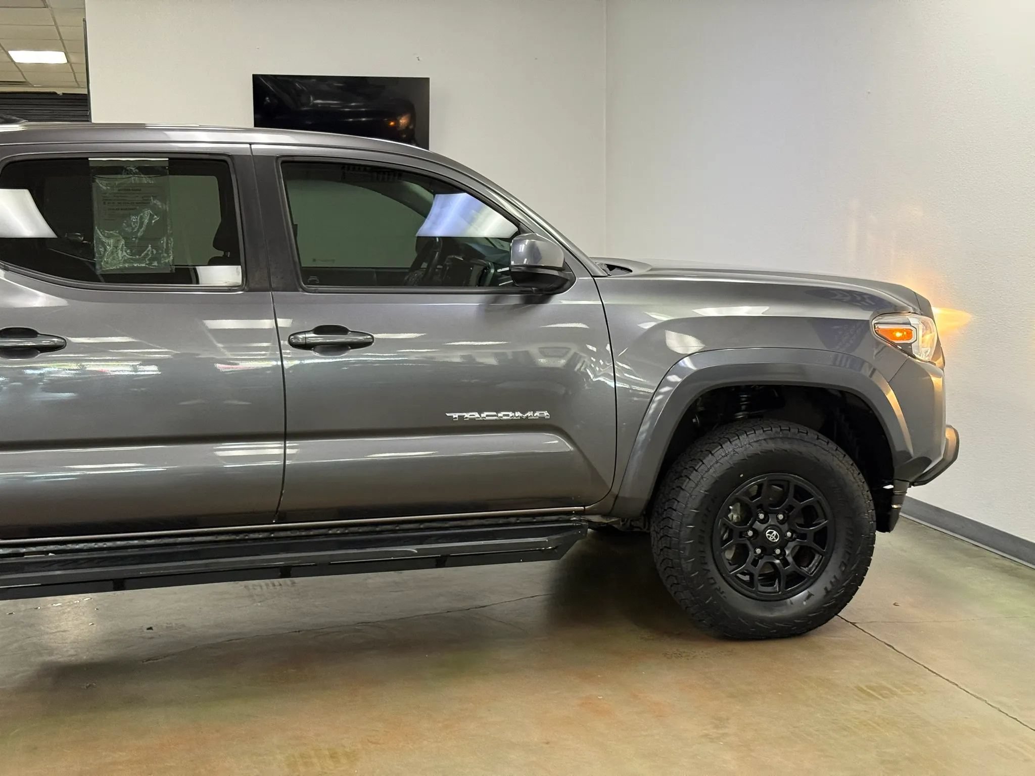 Used 2020 Toyota Tacoma SR5 RWD image 9