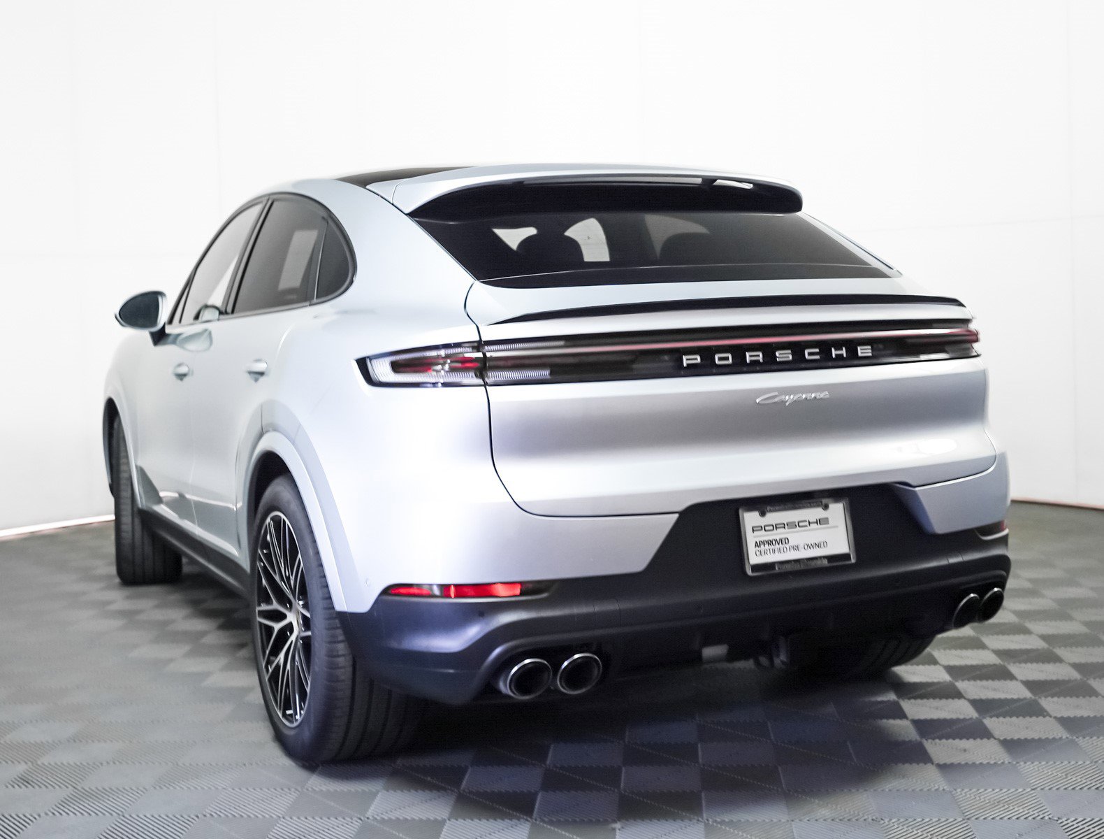Used 2025 Porsche Cayenne Coupe image 3