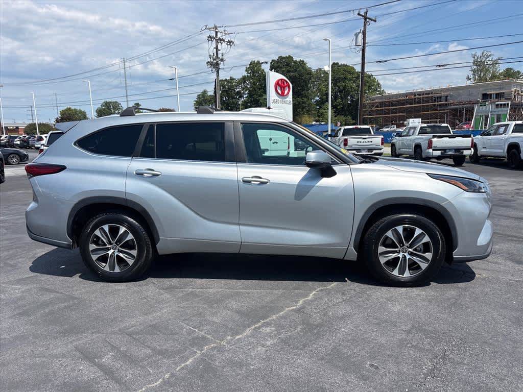Used 2023 Toyota Highlander XLE FWD image 2