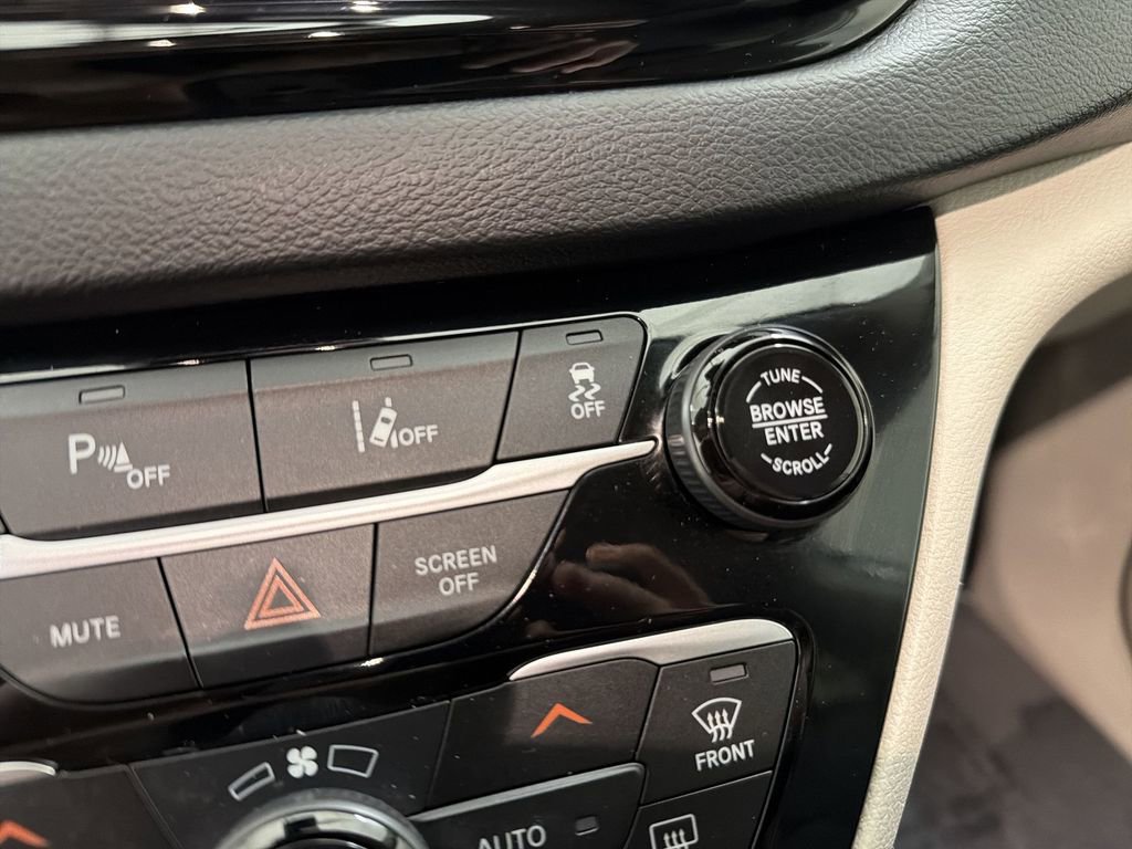 Used 2022 Chrysler Pacifica Touring-L image 32