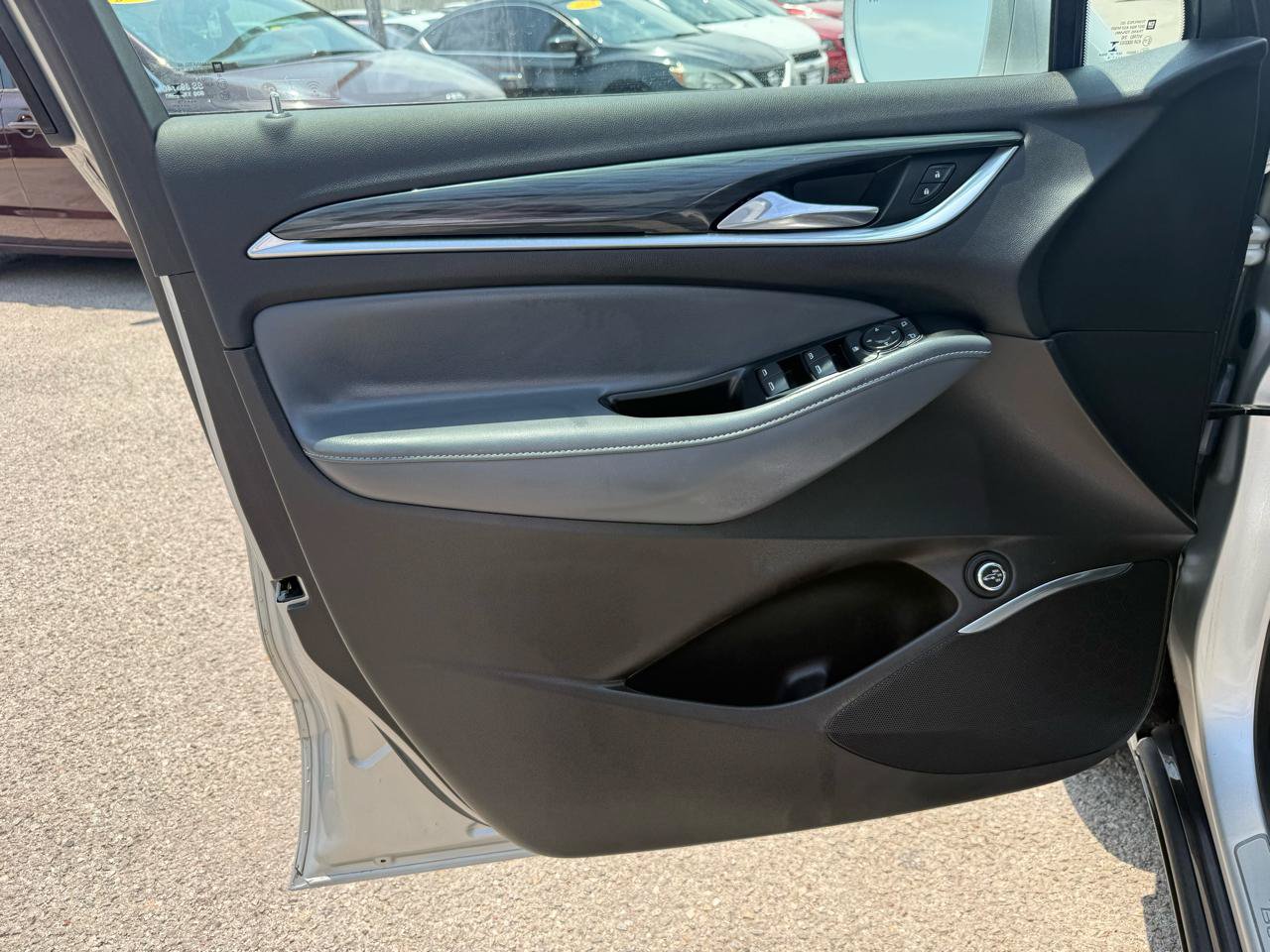 Used 2019 Buick Enclave Essence w/ LPO, Sport Appearance Package FWD image 12