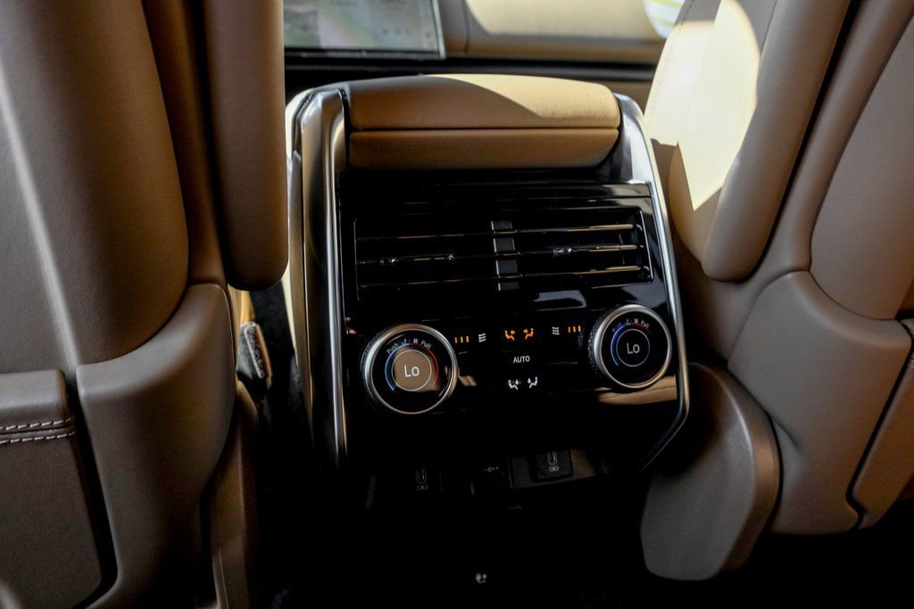 New 2026 Land Rover Range Rover Long Wheelbase SE AWD/4WD image 18
