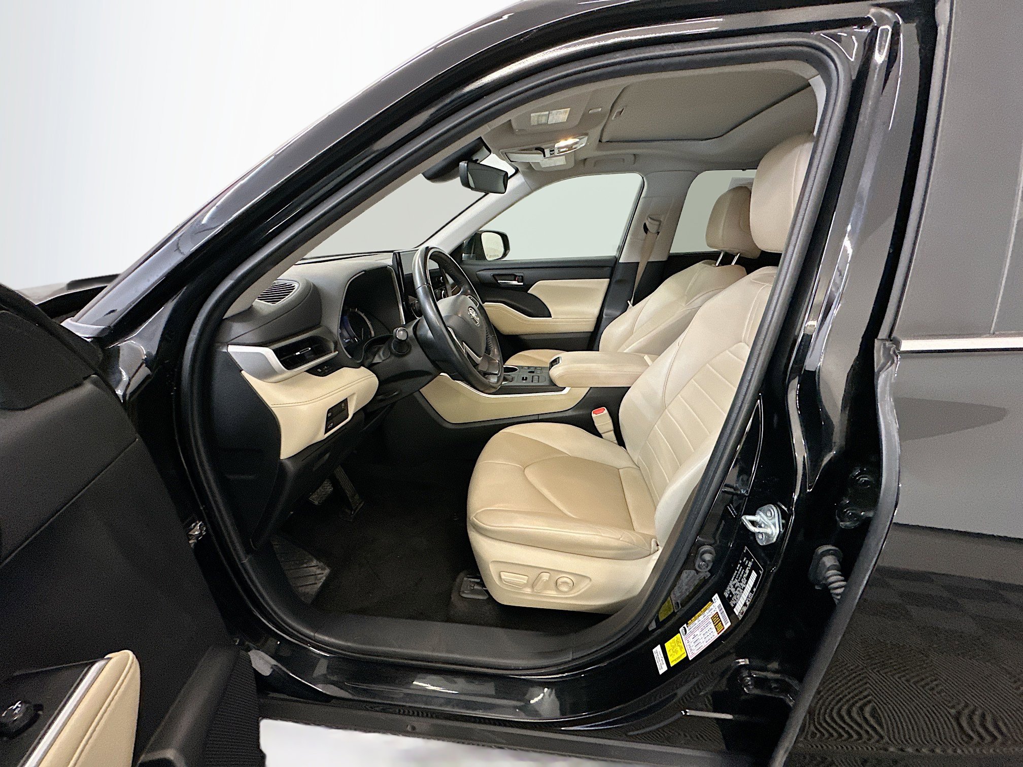 Used 2023 Toyota Highlander XLE image 13