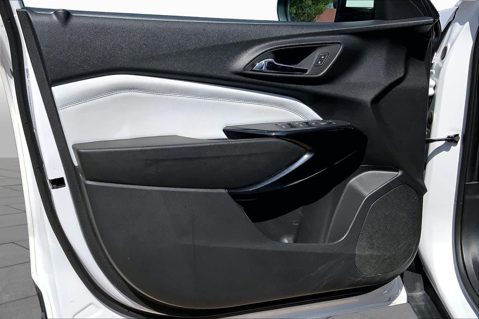 Used 2025 Chevrolet Trax LT FWD image 22