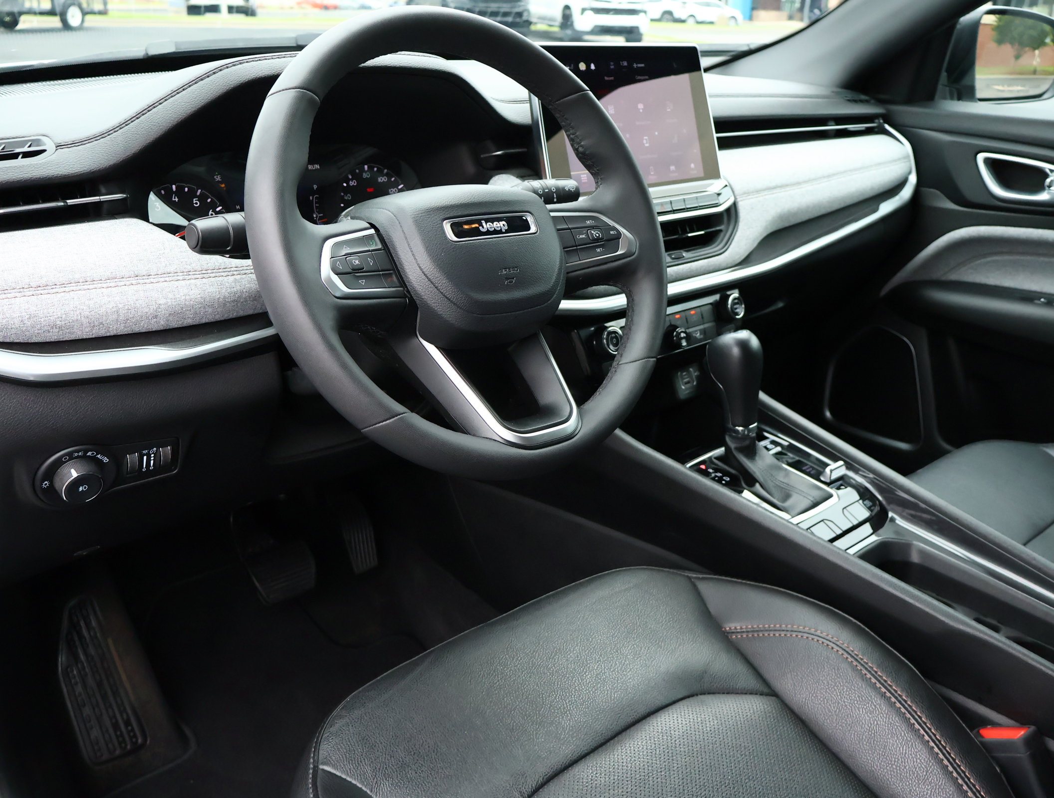 Used 2023 Jeep Compass Latitude AWD/4WD image 3
