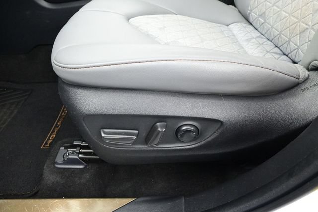 Used 2023 Toyota Highlander Bronze Edition AWD/4WD image 13