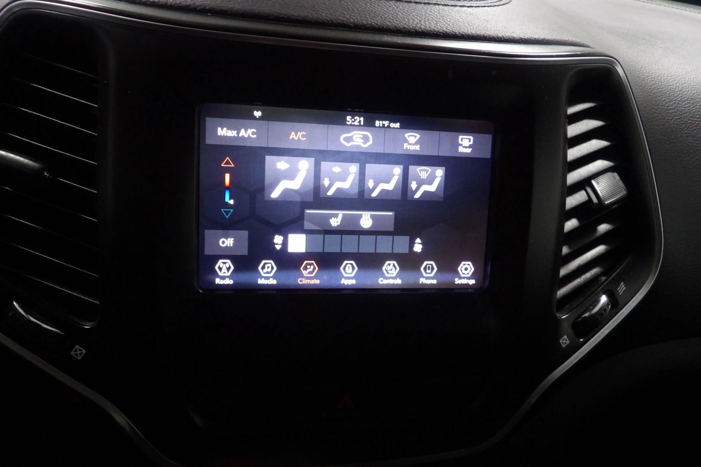 Used 2020 Jeep Cherokee Latitude w/ Cold Weather Group AWD/4WD image 12