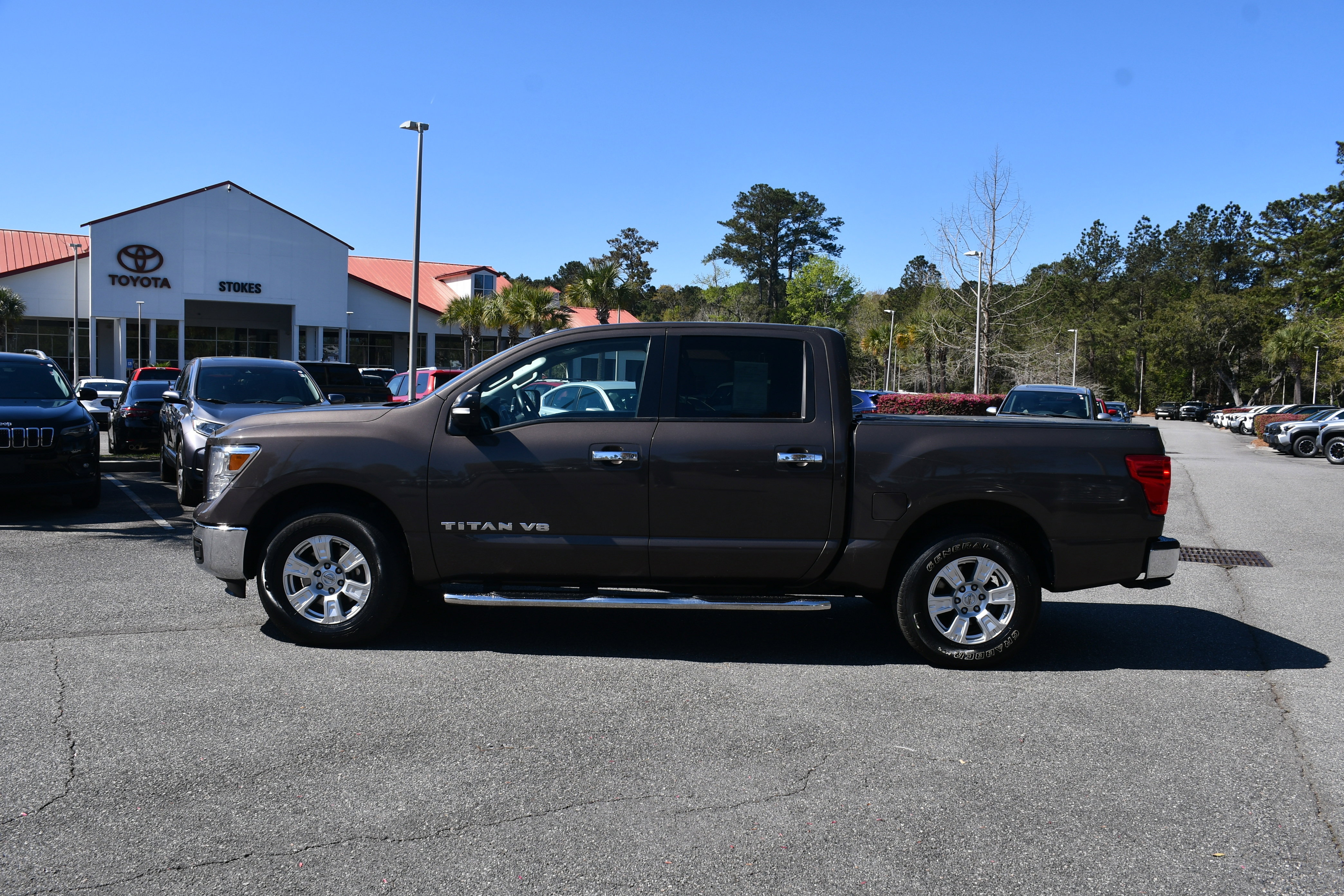 Used 2019 Nissan Titan SV image 2