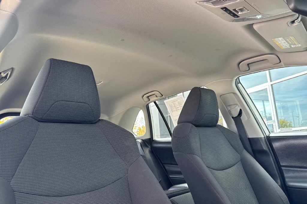 Used 2021 Toyota RAV4 LE AWD/4WD image 19