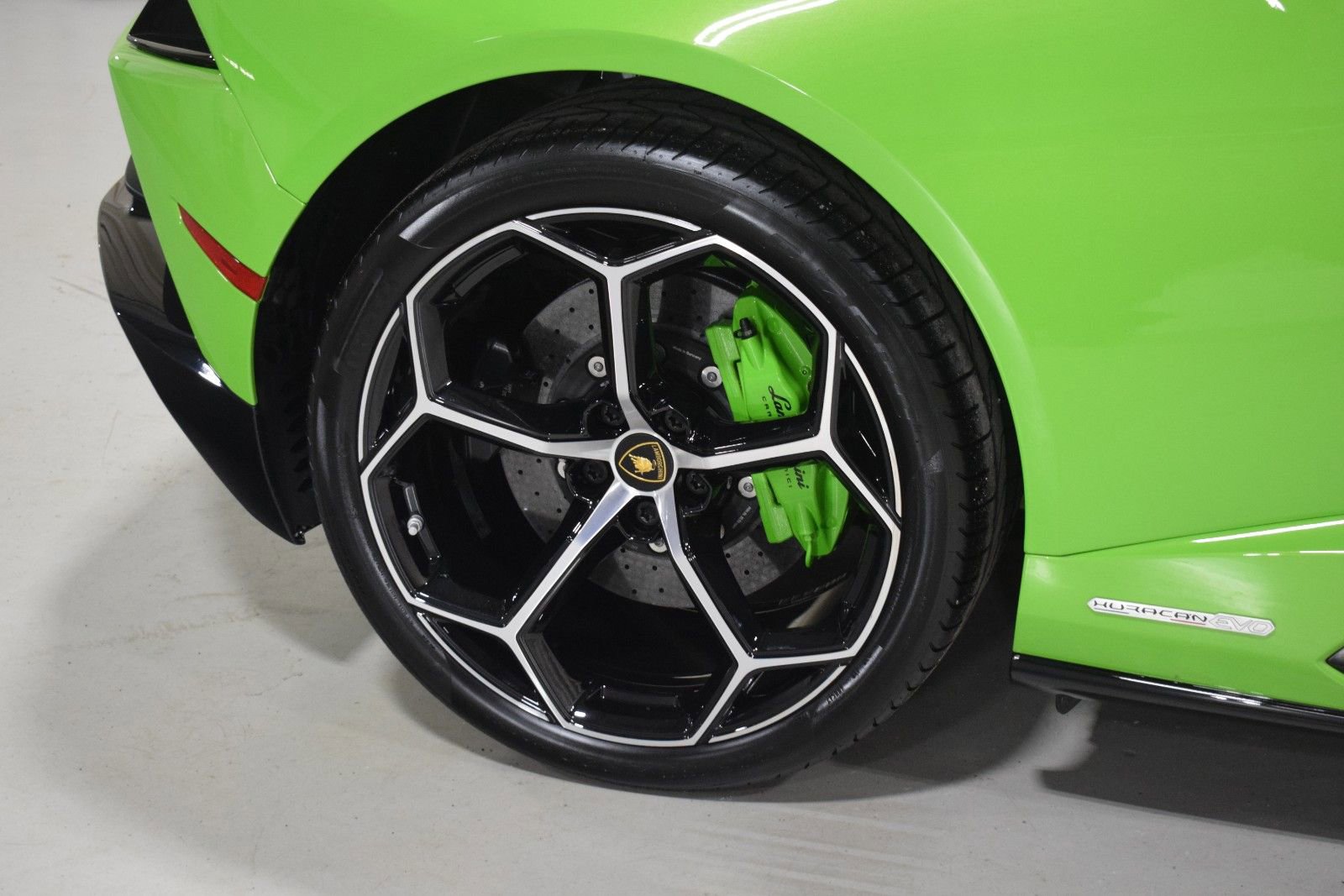 Used 2020 Lamborghini Huracan EVO image 18
