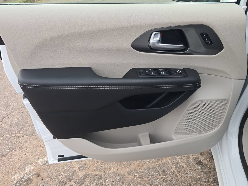 Used 2024 Chrysler Pacifica Touring-L FWD image 11