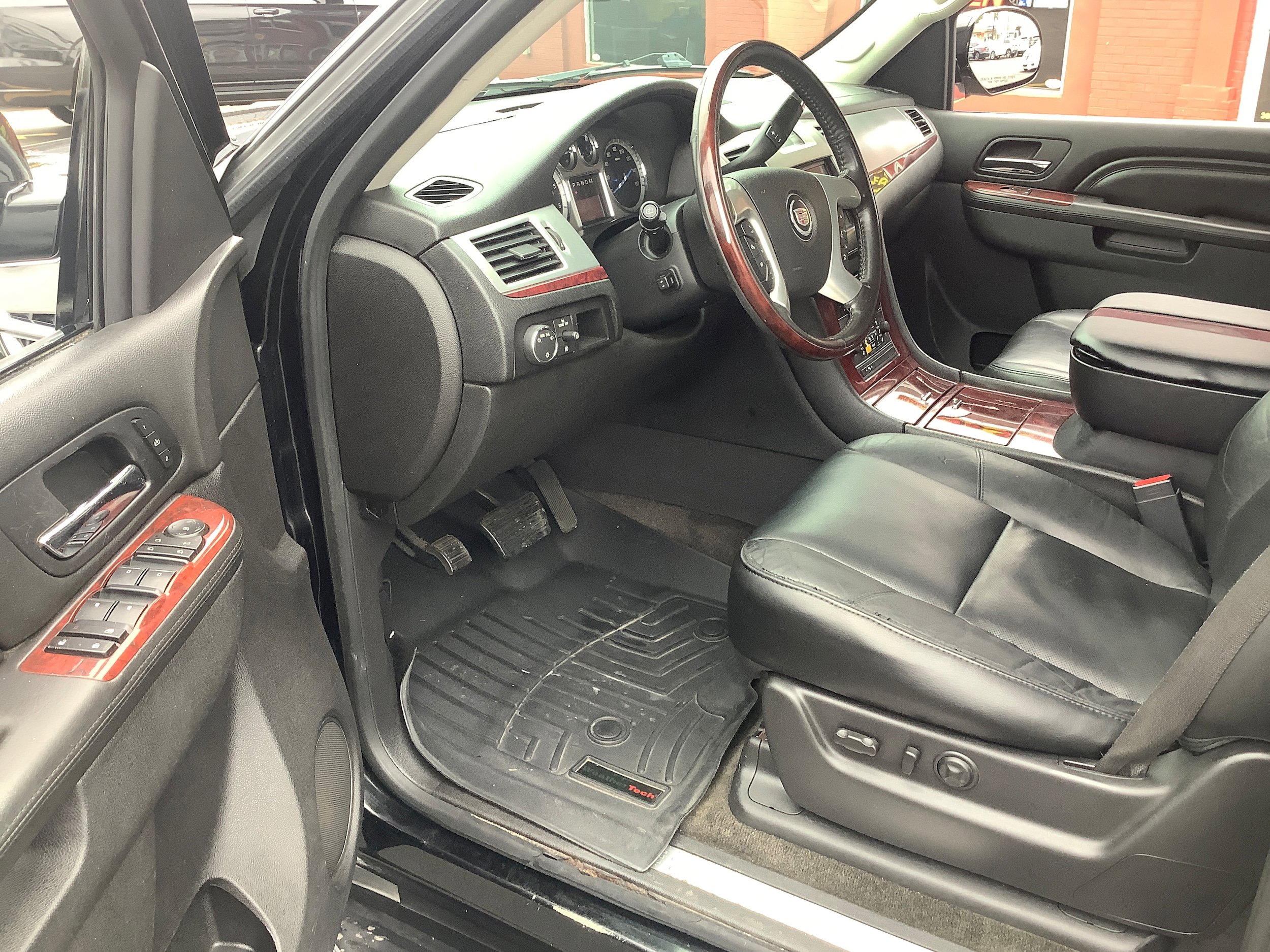 Used 2011 Cadillac Escalade Luxury AWD/4WD image 11