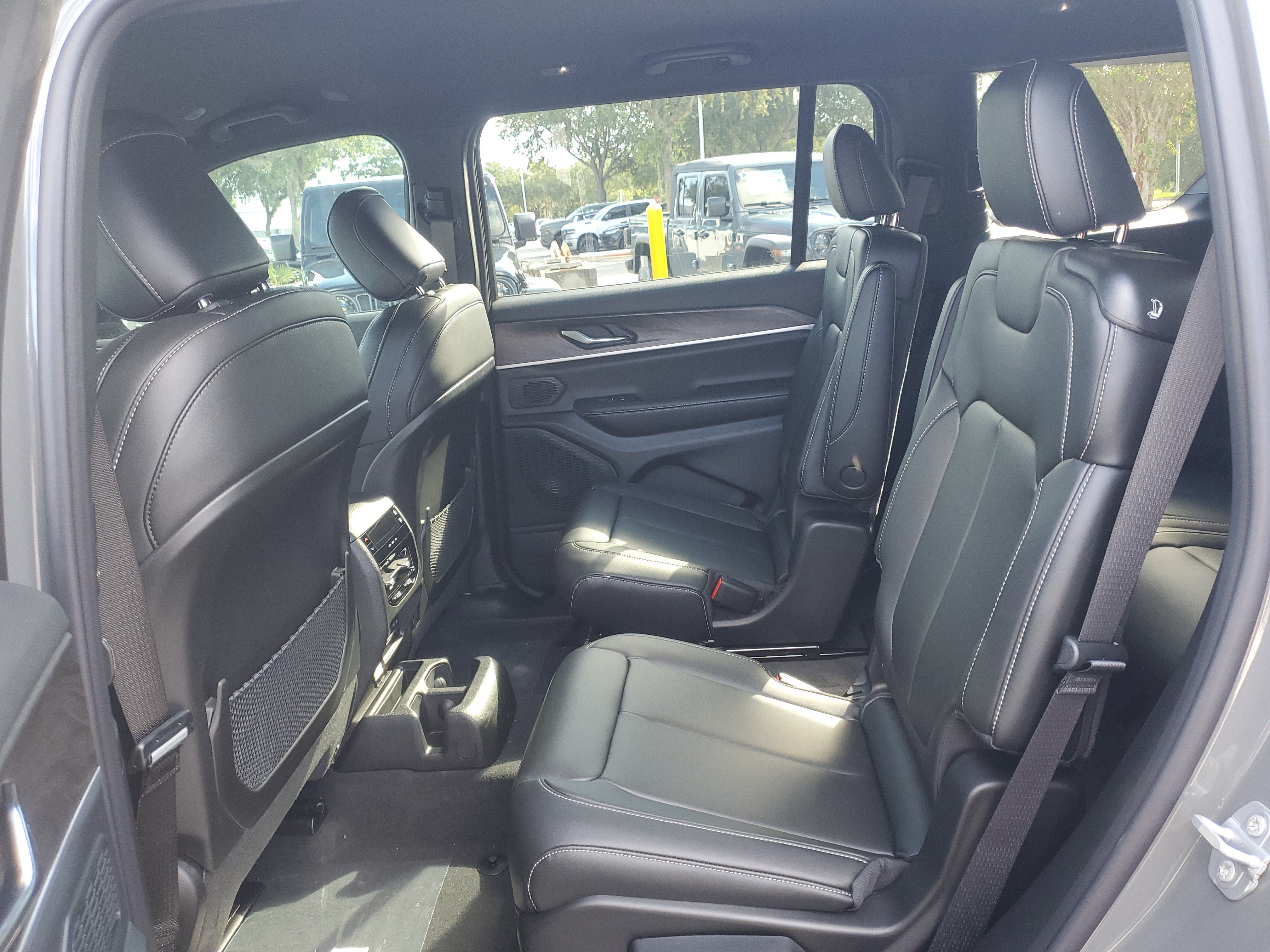 New 2027 Jeep Grand Cherokee L Limited RWD image 9