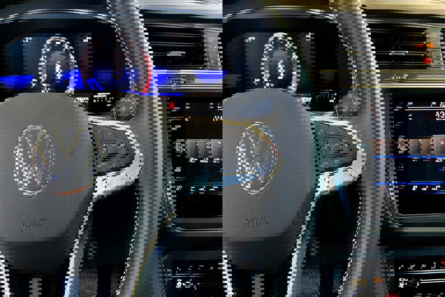 Used 2022 Volkswagen Tiguan SE w/ Panoramic Sunroof Package image 25