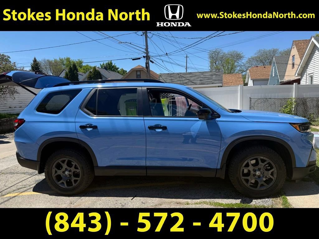 Used 2025 Honda Pilot TrailSport image 2