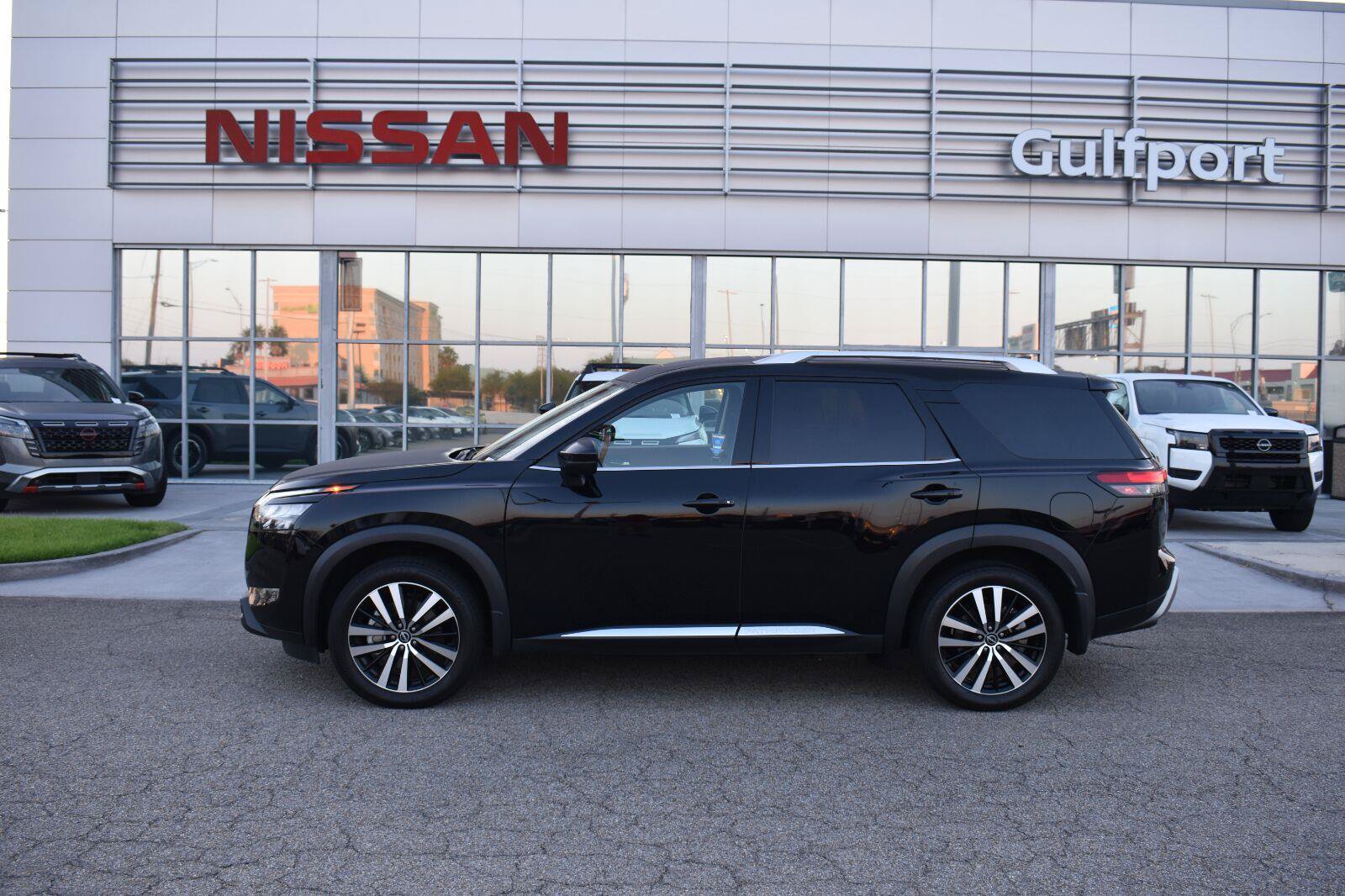 Used 2025 Nissan Pathfinder Platinum w/ Black Appearance Package FWD image 4