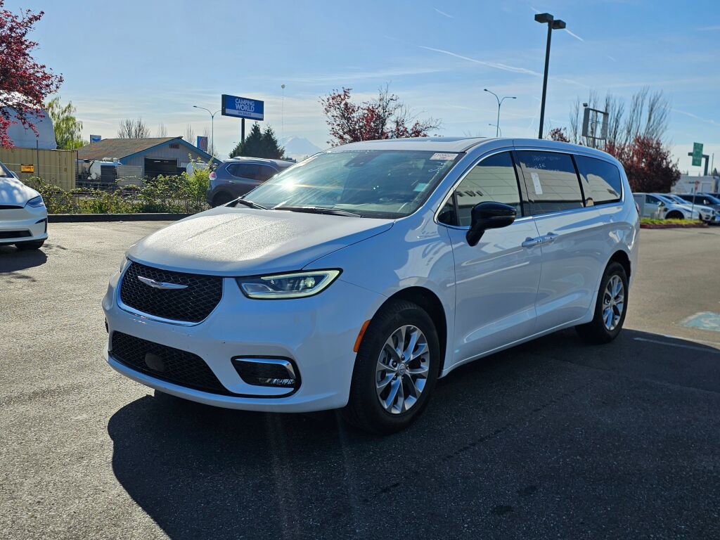 Used 2026 Chrysler Pacifica Limited image 3