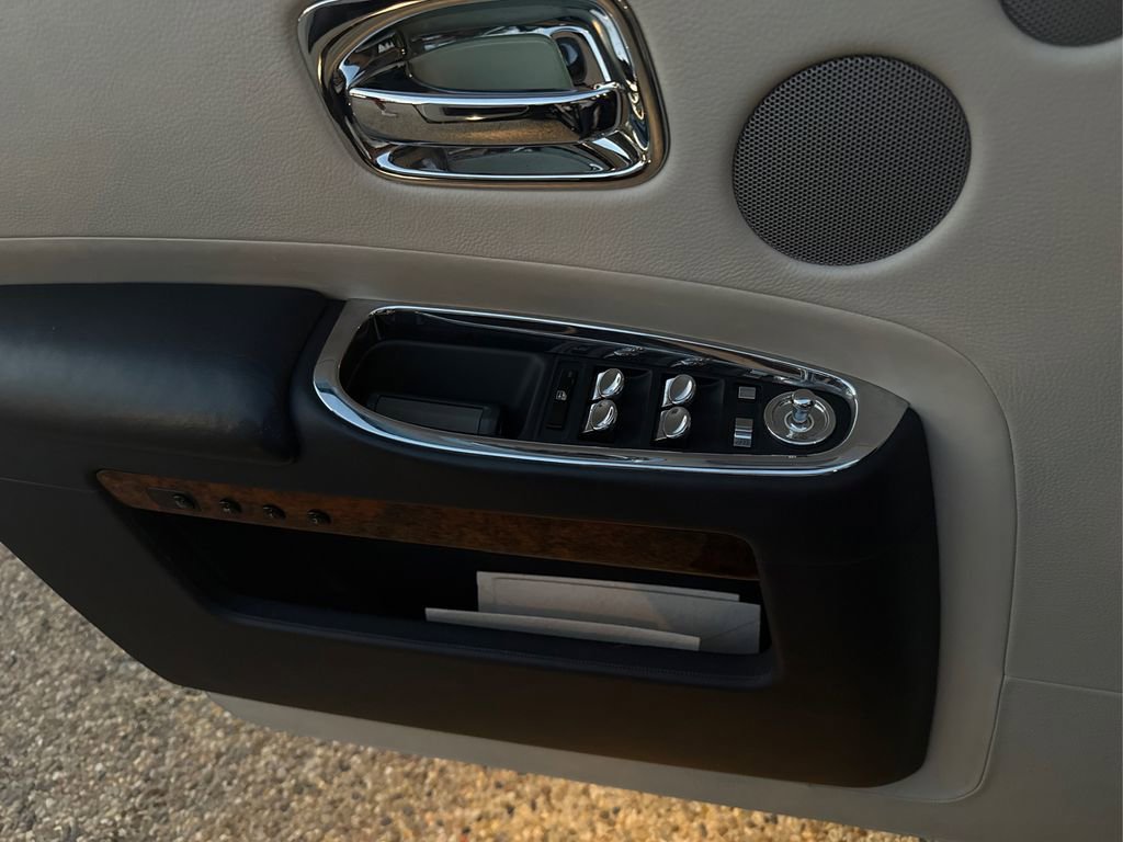 Used 2015 Rolls-Royce Ghost image 21