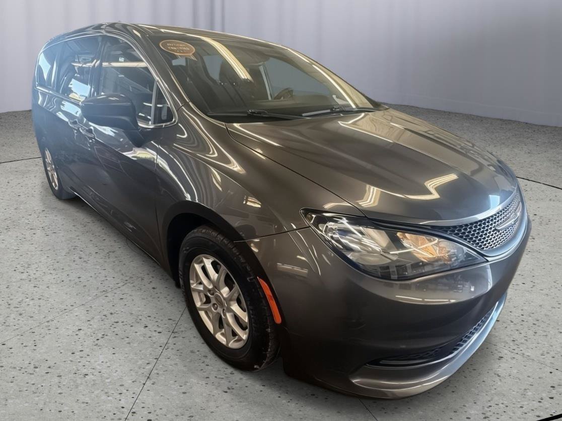 Used 2023 Chrysler Voyager LX FWD image 6