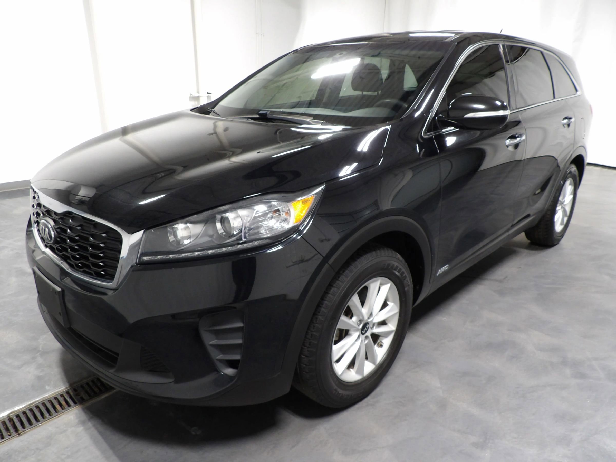 Used 2019 Kia Sorento LX image 2
