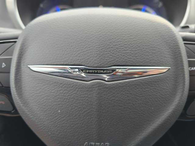 Used 2023 Chrysler Pacifica Limited w/ Uconnect Theater Family Group image 39