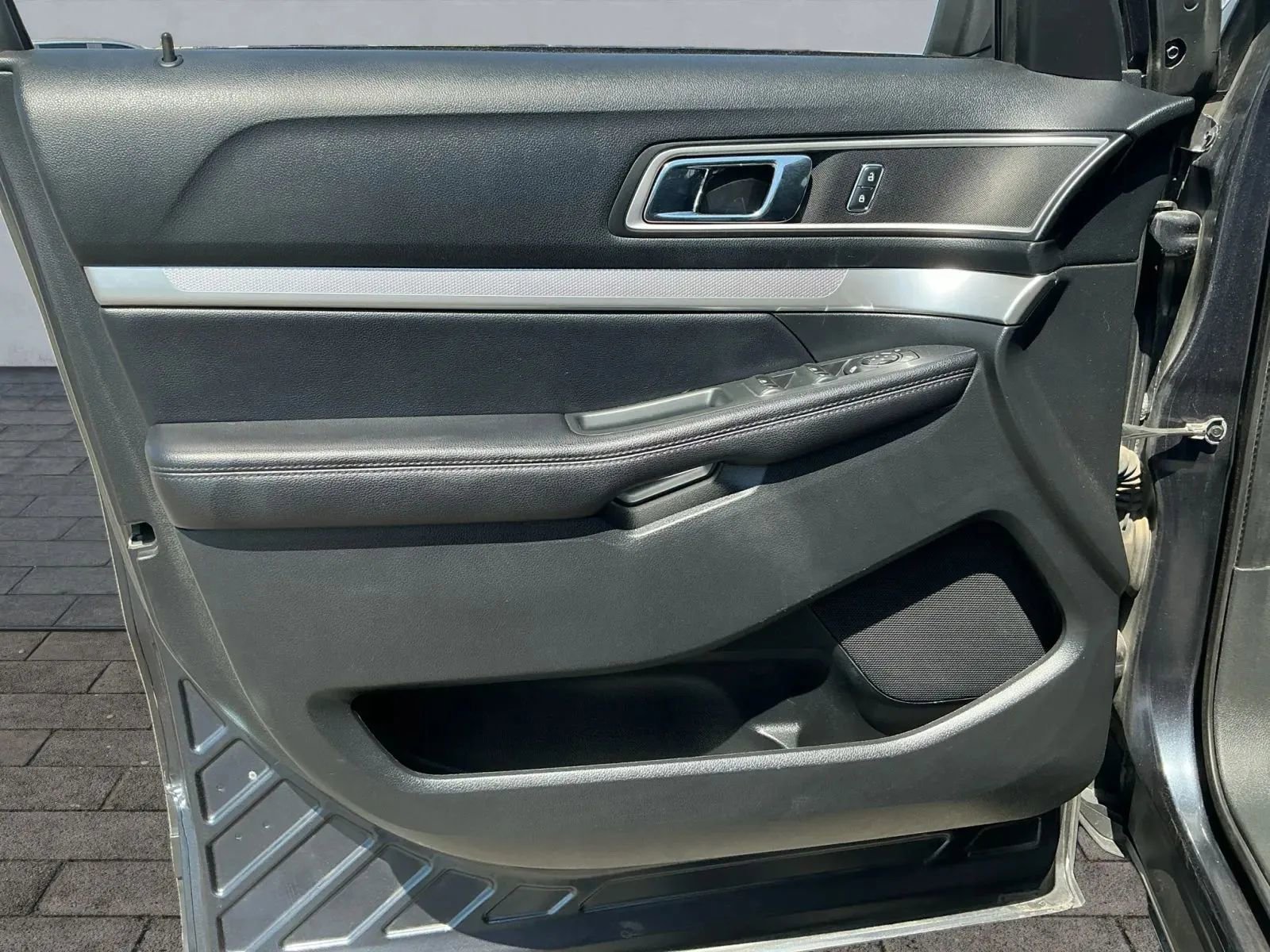 Used 2017 Ford Explorer XLT w/ Equipment Group 202A image 8