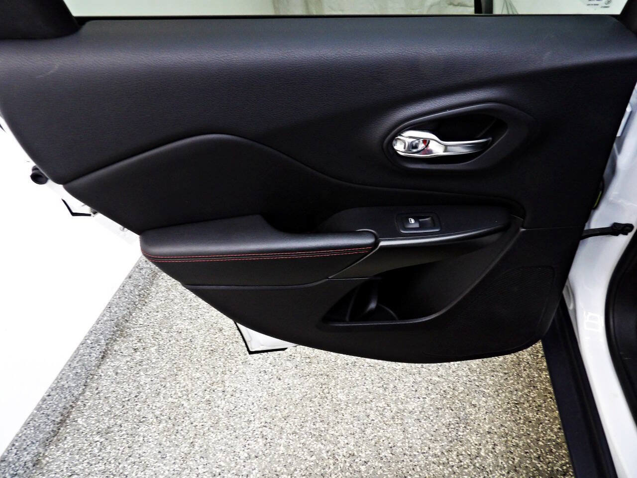 Used 2019 Jeep Cherokee Trailhawk AWD/4WD image 9