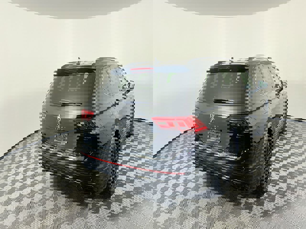 Used 2022 Volkswagen Tiguan SE R-Line image 3