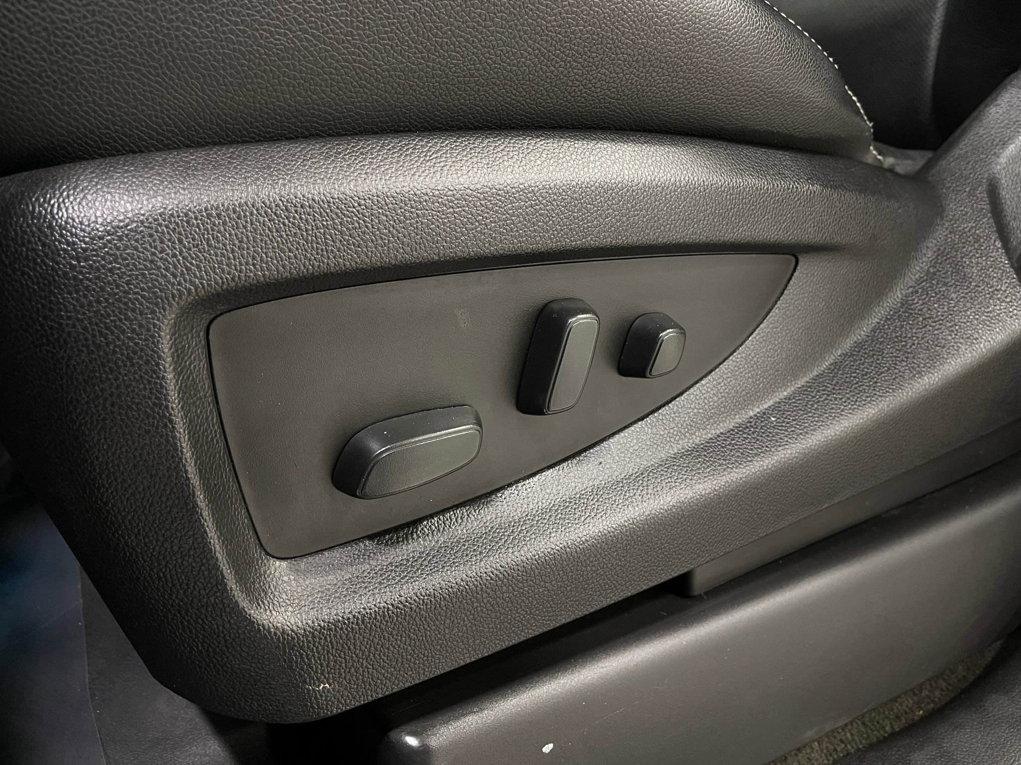 Used 2018 Chevrolet Suburban Premier image 15