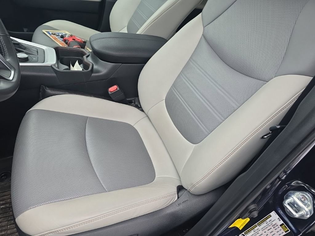 Used 2021 Toyota RAV4 Limited image 12