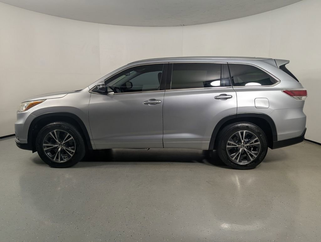 Used 2016 Toyota Highlander XLE FWD image 4