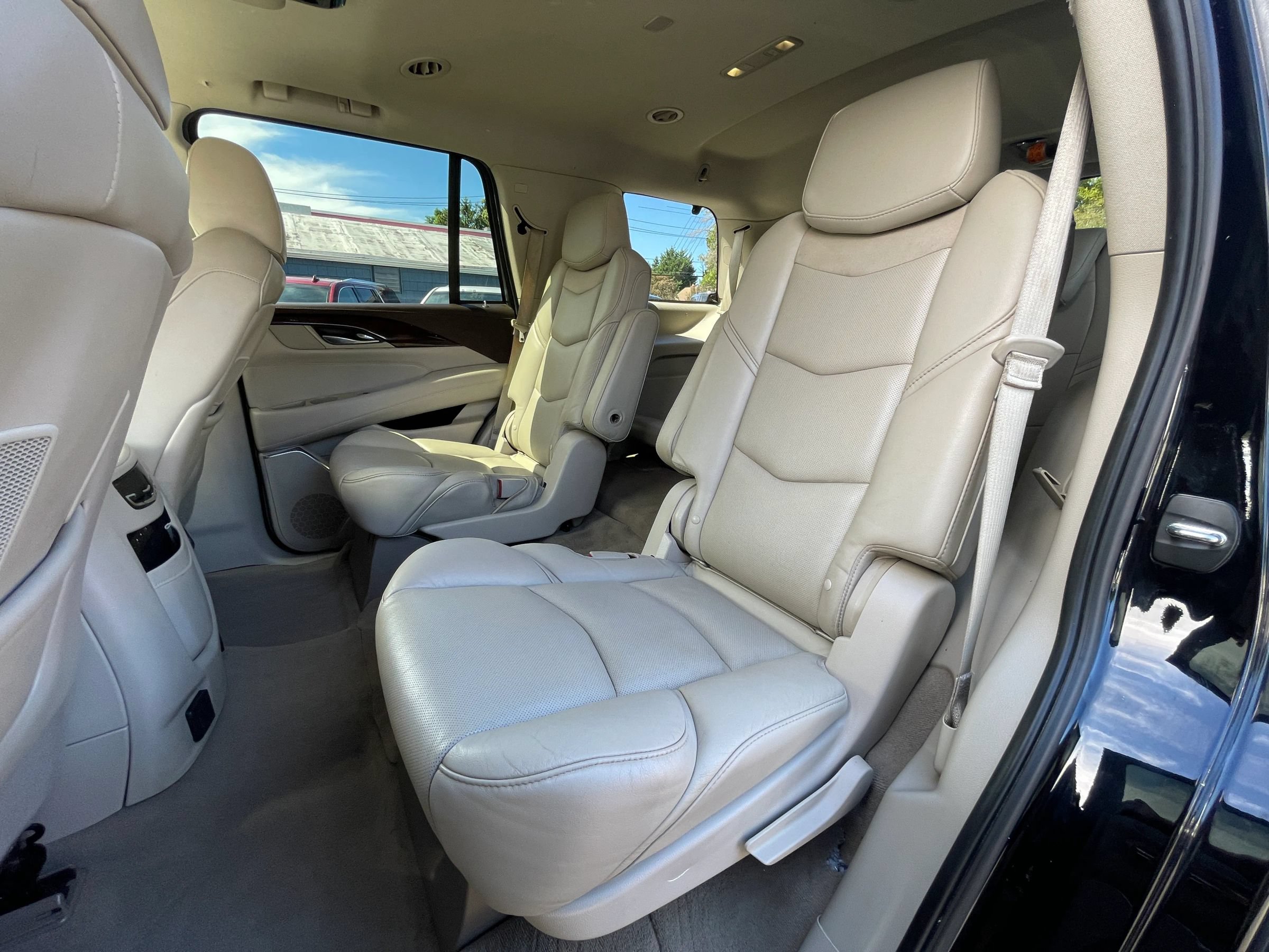 Used 2017 Cadillac Escalade Premium Luxury AWD/4WD image 25
