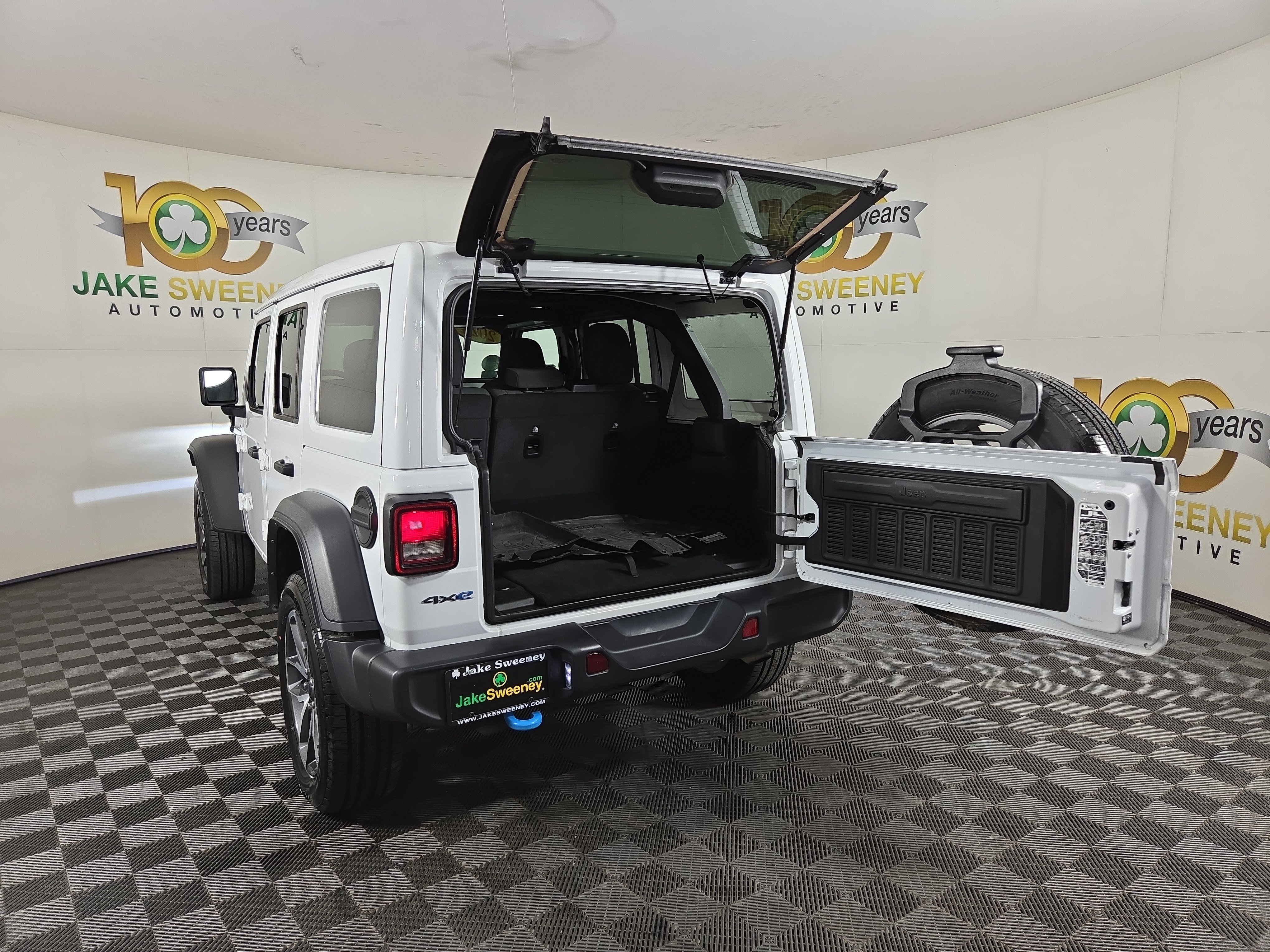 Certified 2024 Jeep Wrangler Unlimited w/ Convenience Group AWD/4WD image 32