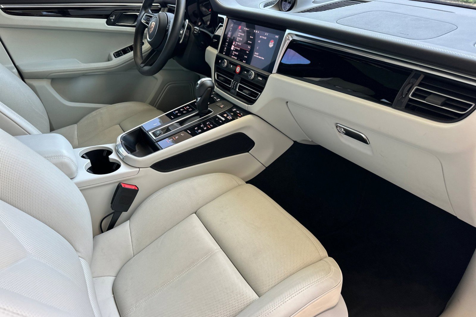 Certified 2023 Porsche Macan AWD/4WD image 16