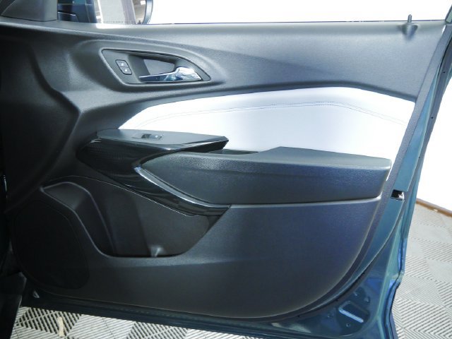 Used 2025 Chevrolet Trax LT FWD image 11