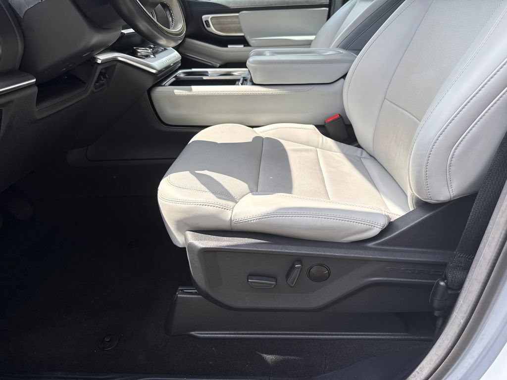 Used 2025 Ford Expedition Max Platinum AWD/4WD image 9