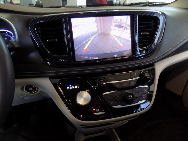 Used 2022 Chrysler Pacifica Touring-L image 16