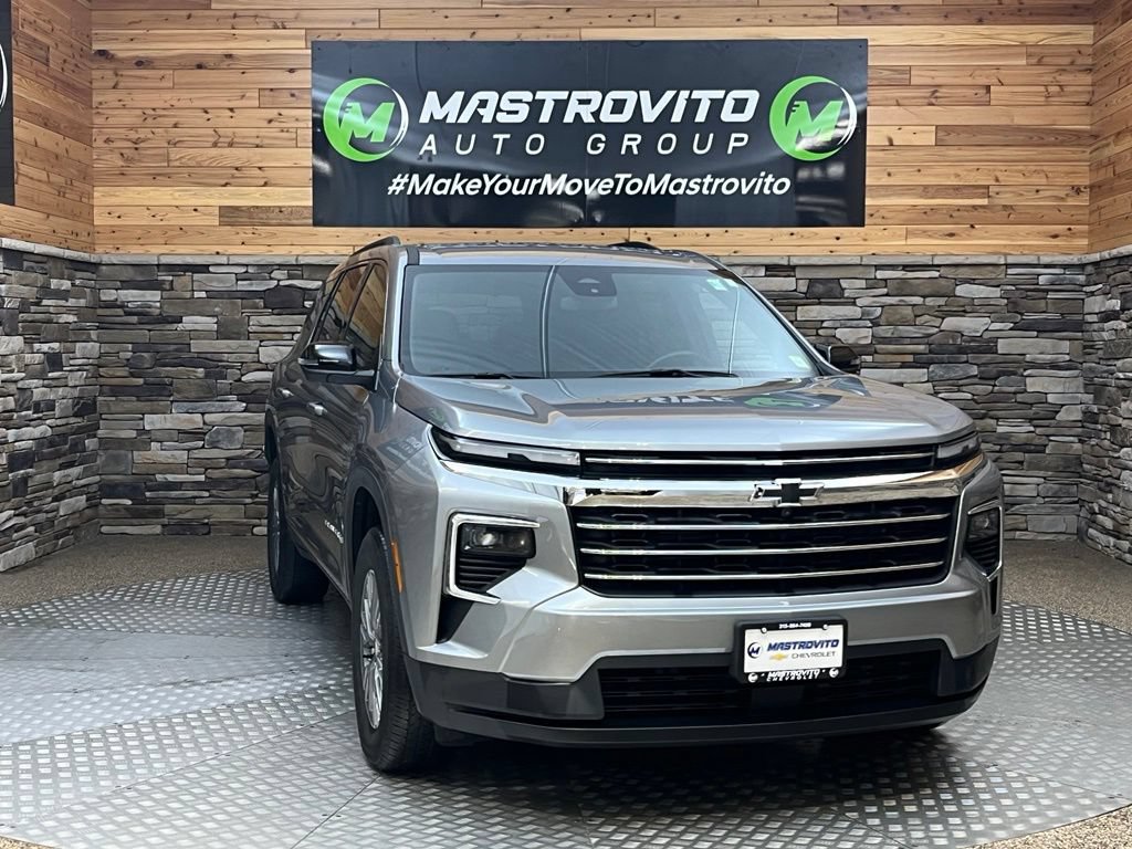 Used 2025 Chevrolet Traverse LT w/ Driver Confidence Package AWD/4WD image 5
