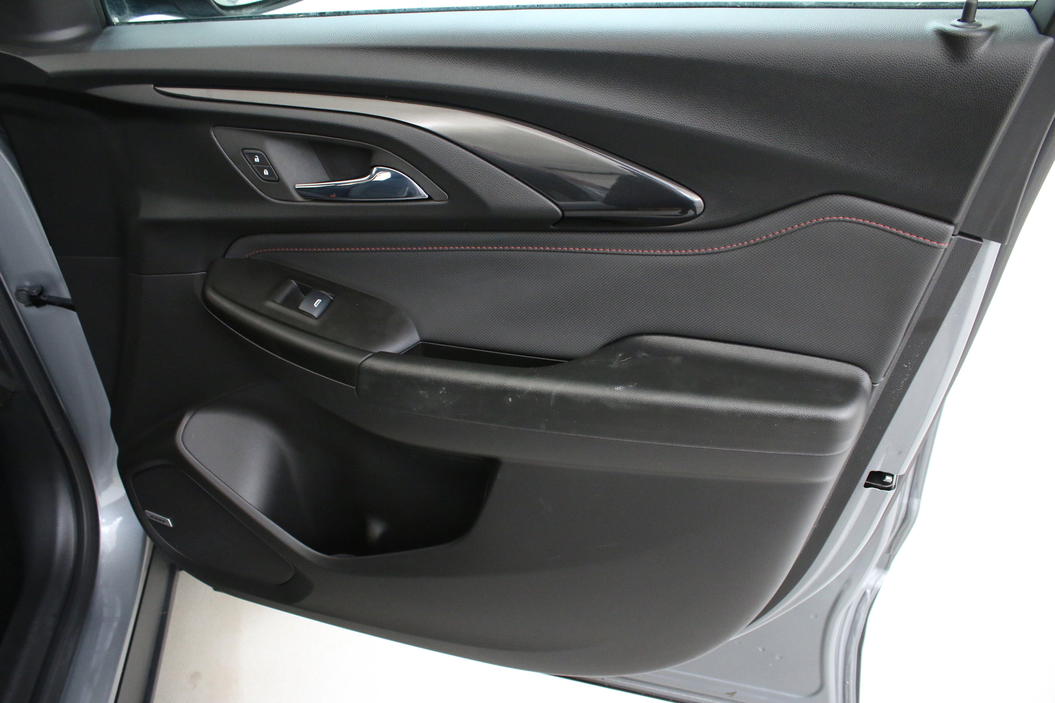 Used 2023 Chevrolet TrailBlazer RS w/ Sun and Liftgate Package image 33