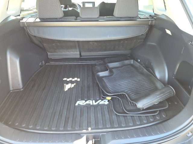Used 2022 Toyota RAV4 LE AWD/4WD image 16