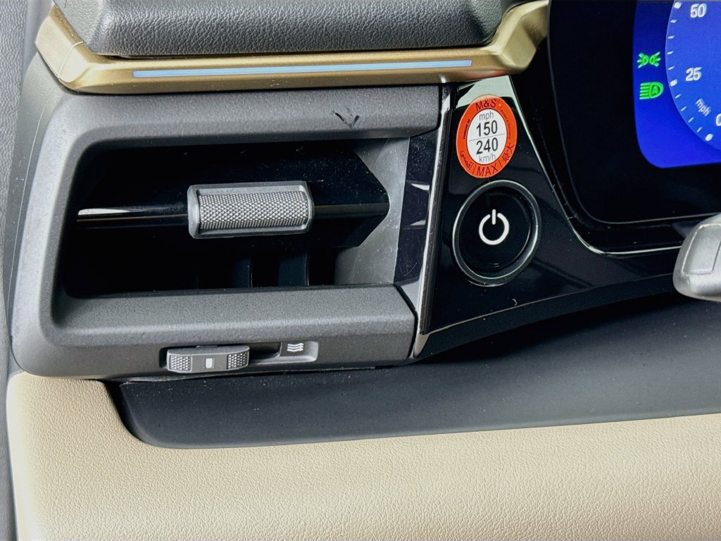 Certified 2025 Porsche Macan Electric RWD image 14