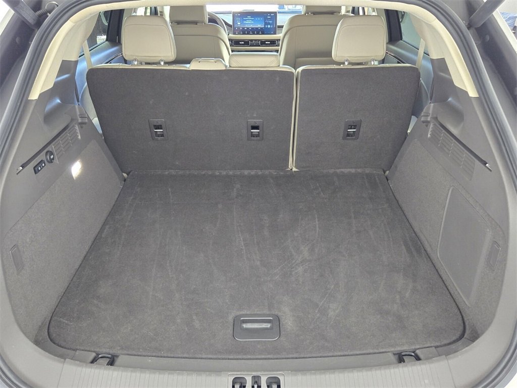 Used 2023 Lincoln Nautilus FWD w/ Premium Package image 11