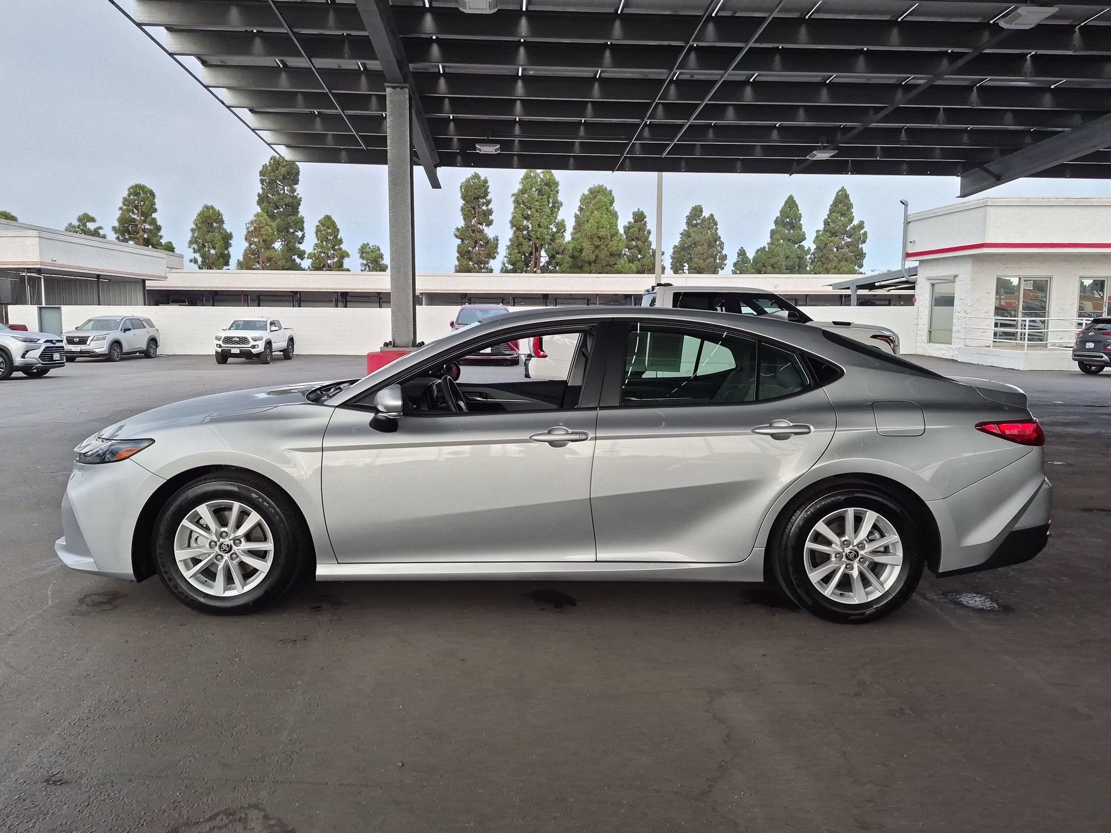 Used 2025 Toyota Camry LE FWD image 4