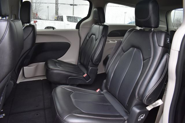 Used 2023 Chrysler Pacifica Touring-L image 17