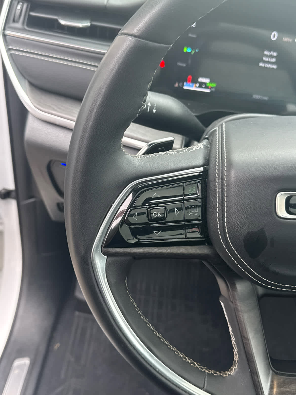 Used 2022 Jeep Grand Cherokee Overland w/ Luxury Tech Group IV image 16