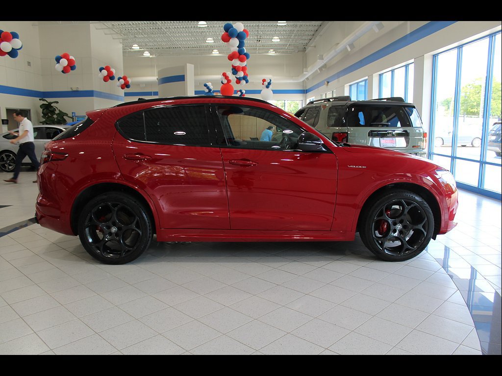 Used 2022 Alfa Romeo Stelvio Veloce AWD/4WD image 4