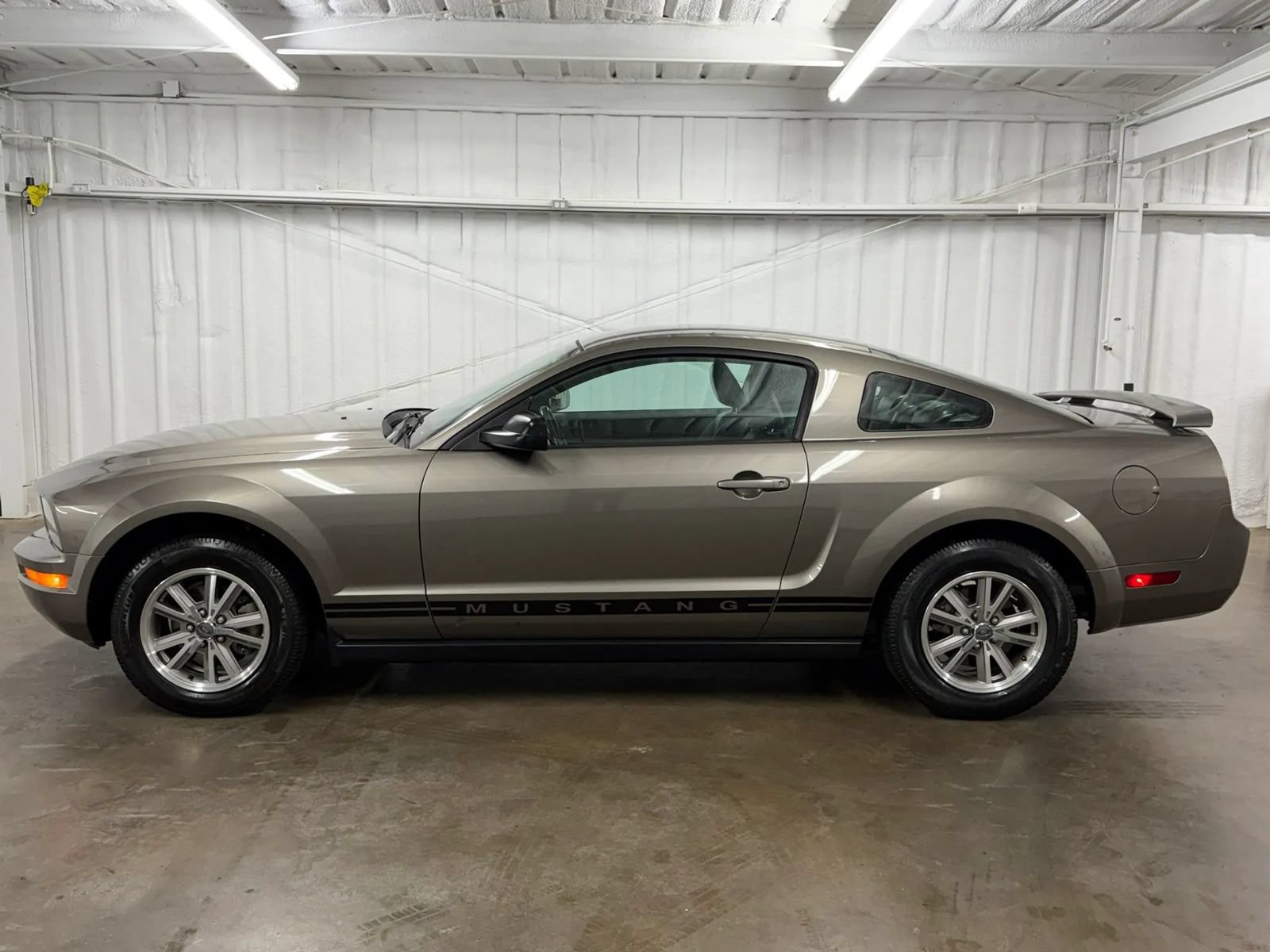 Used 2005 Ford Mustang Premium RWD image 8